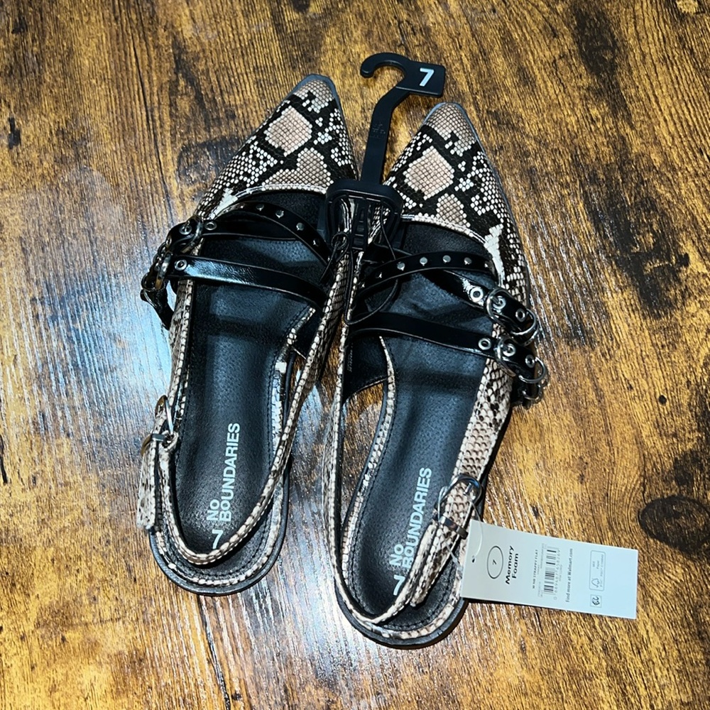 No Boundaries Memory Foam Strappy Flat Snake Skin size 7 NWT